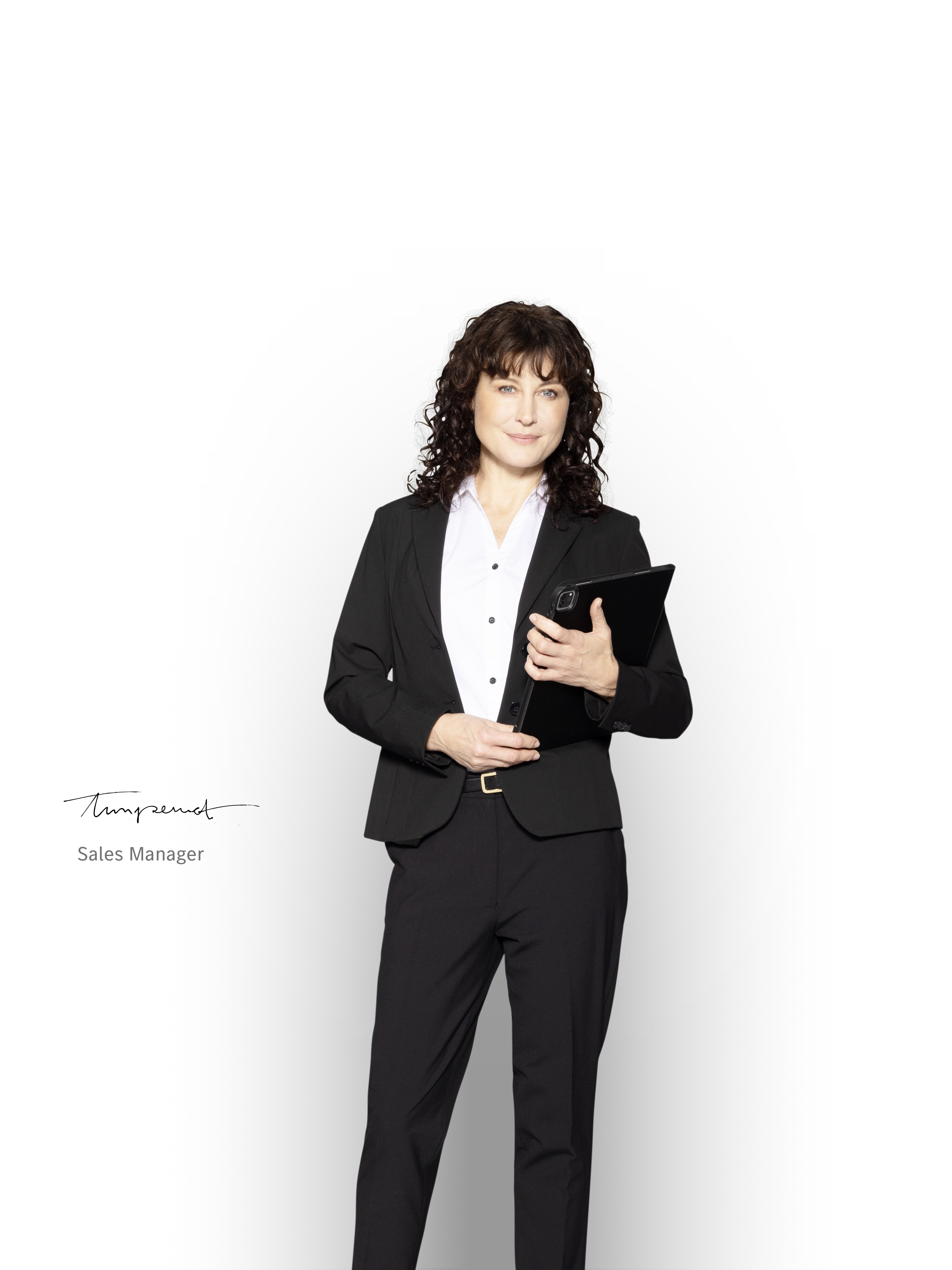 Directeur des ventes Mercedes-Benz avec une tablette, prêt à informer sur les packs de services.