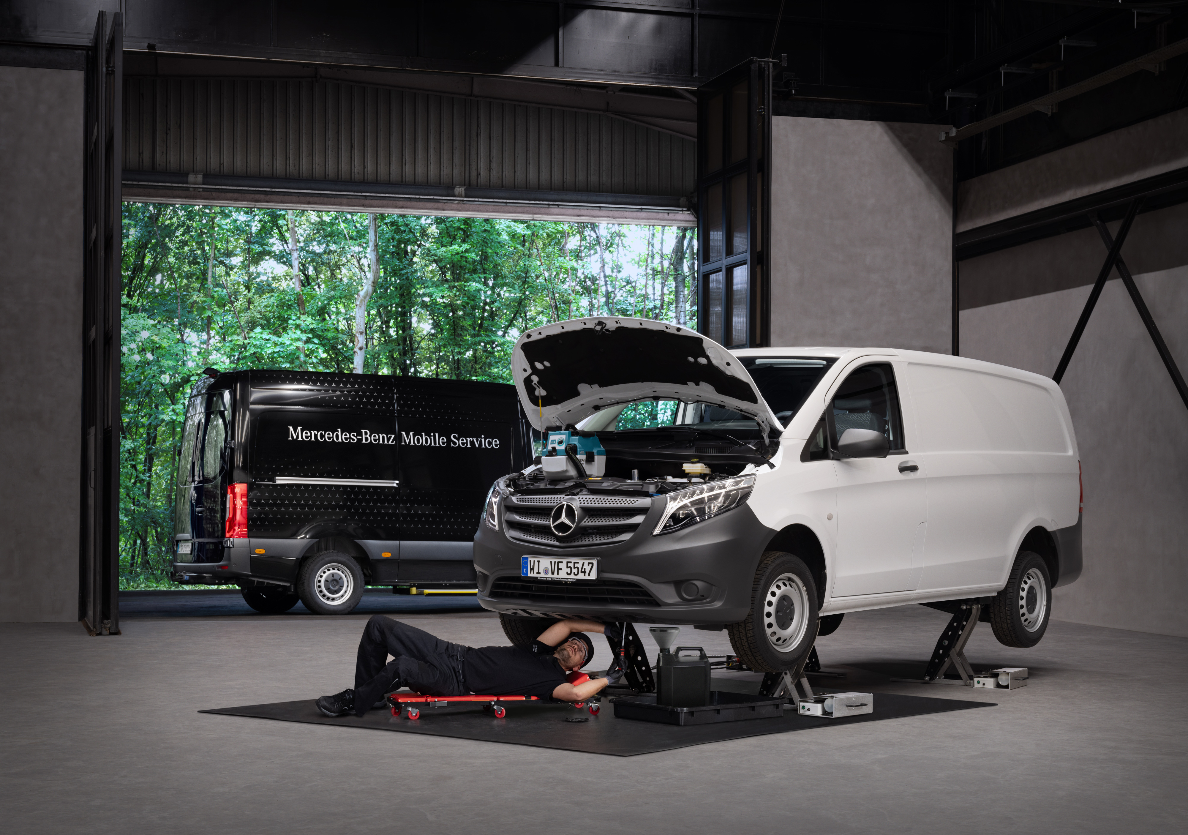 Mercedes-Benz | Service mobile | Entretien et réparation Un technicien répare un utilitaire léger Mercedes-Benz Vito blanc.