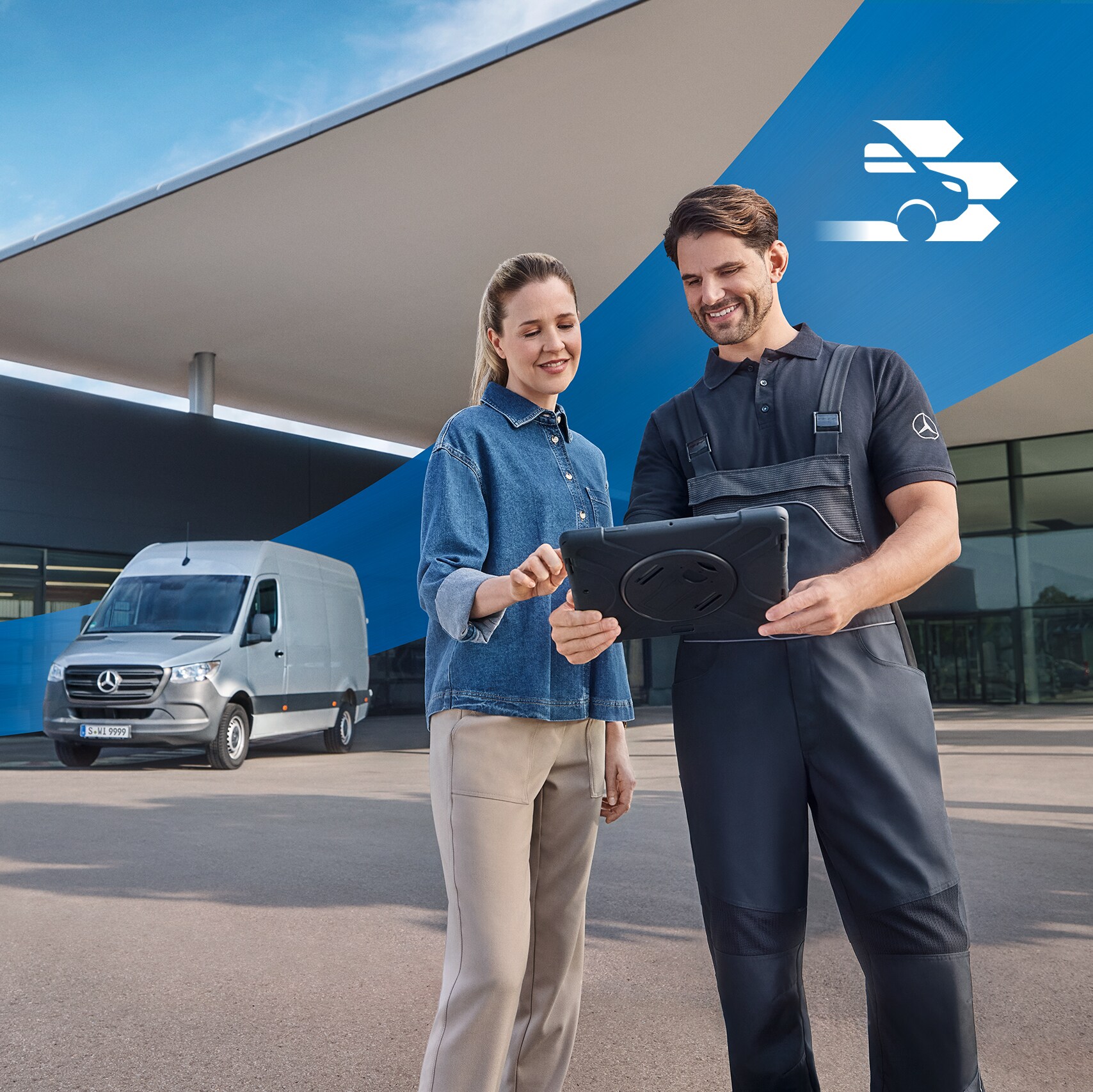 Un technicien Mercedes-Benz discute avec un client devant une concession - service complet de véhicules utilitaires pour les clients Mercedes-Benz.