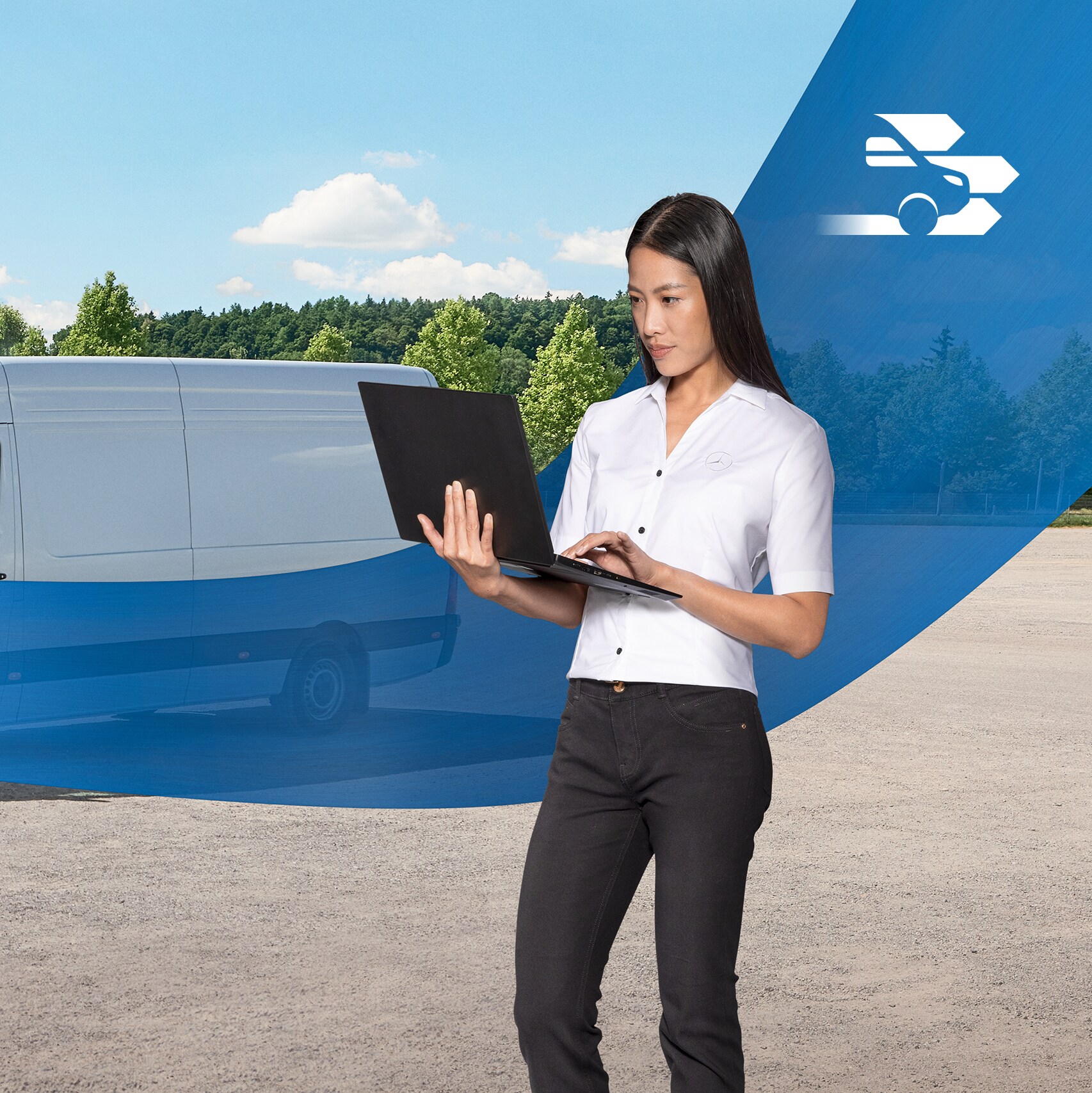 Femme avec un ordinateur portable à la main devant un utilitaire léger blanc, avec un ruban bleu traversant l'image. Le capot transparent symbolise le diagnostic Mercedes-Benz.
