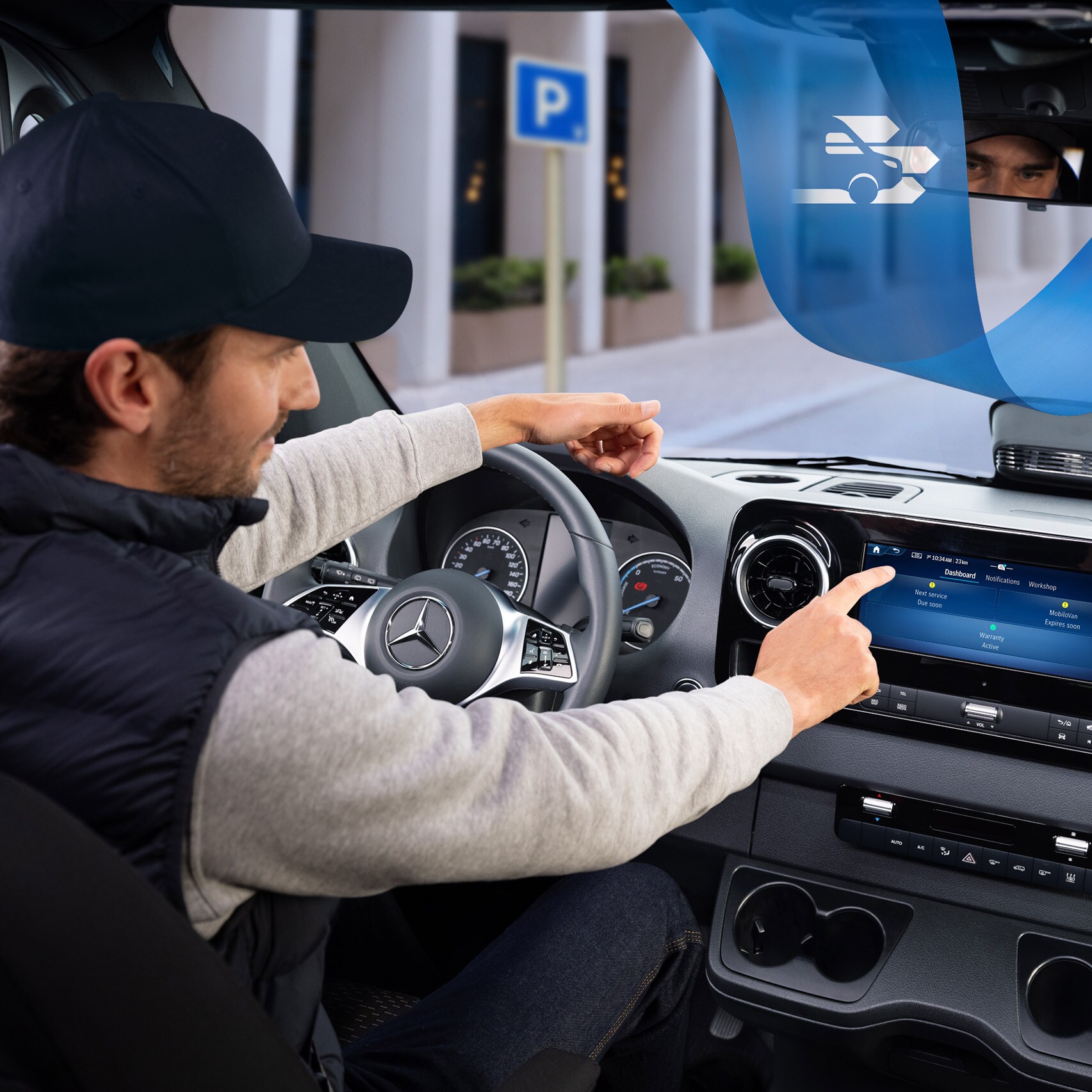 Le conducteur utilise Mercedes-Benz Service App dans le véhicule pour prendre et gérer facilement les rendez-vous de service.