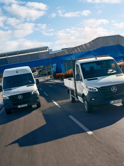 Deux modèles Sprinter sur une place de stationnement.