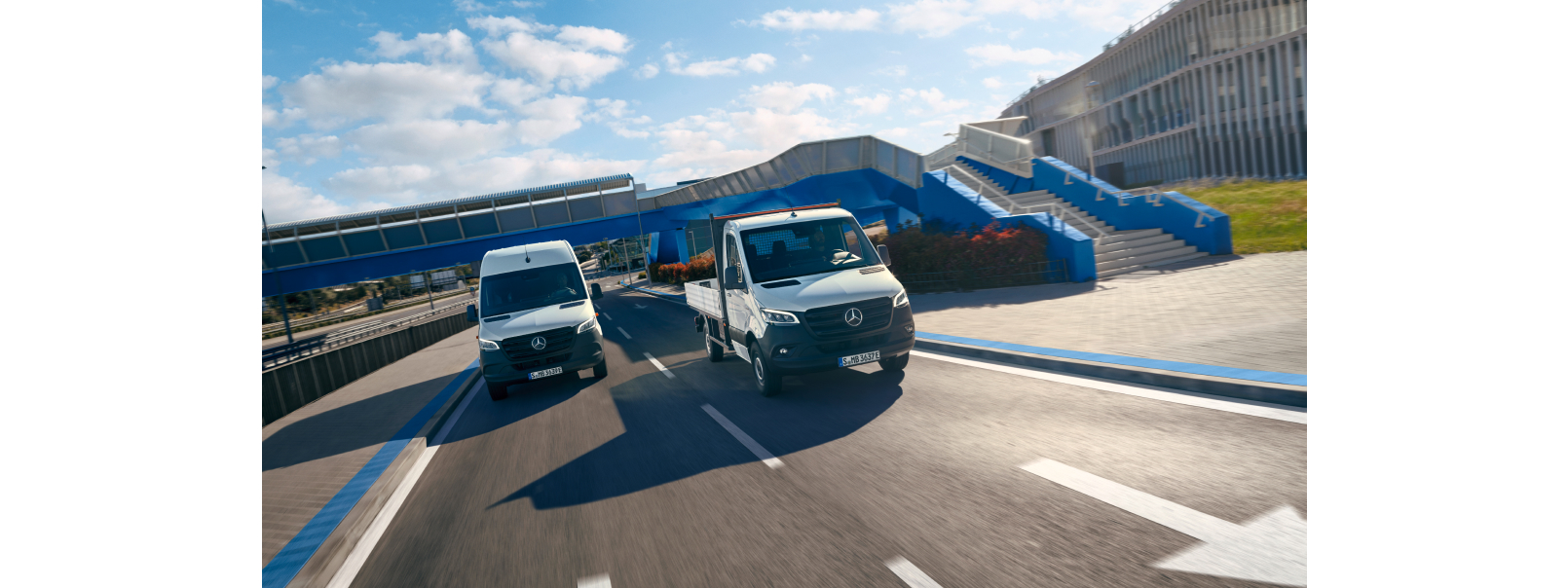 Sprinter | Mercedes-Benz Deux modèles Sprinter sur une place de stationnement.