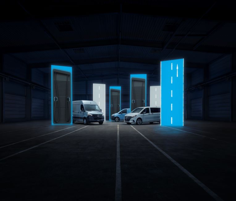 Une femme debout devant un véhicule Mercedes-Benz EQ avec l'hyper-écran qui se trouve au-dessus d'elle. Hyper-écran Mercedes-Benz