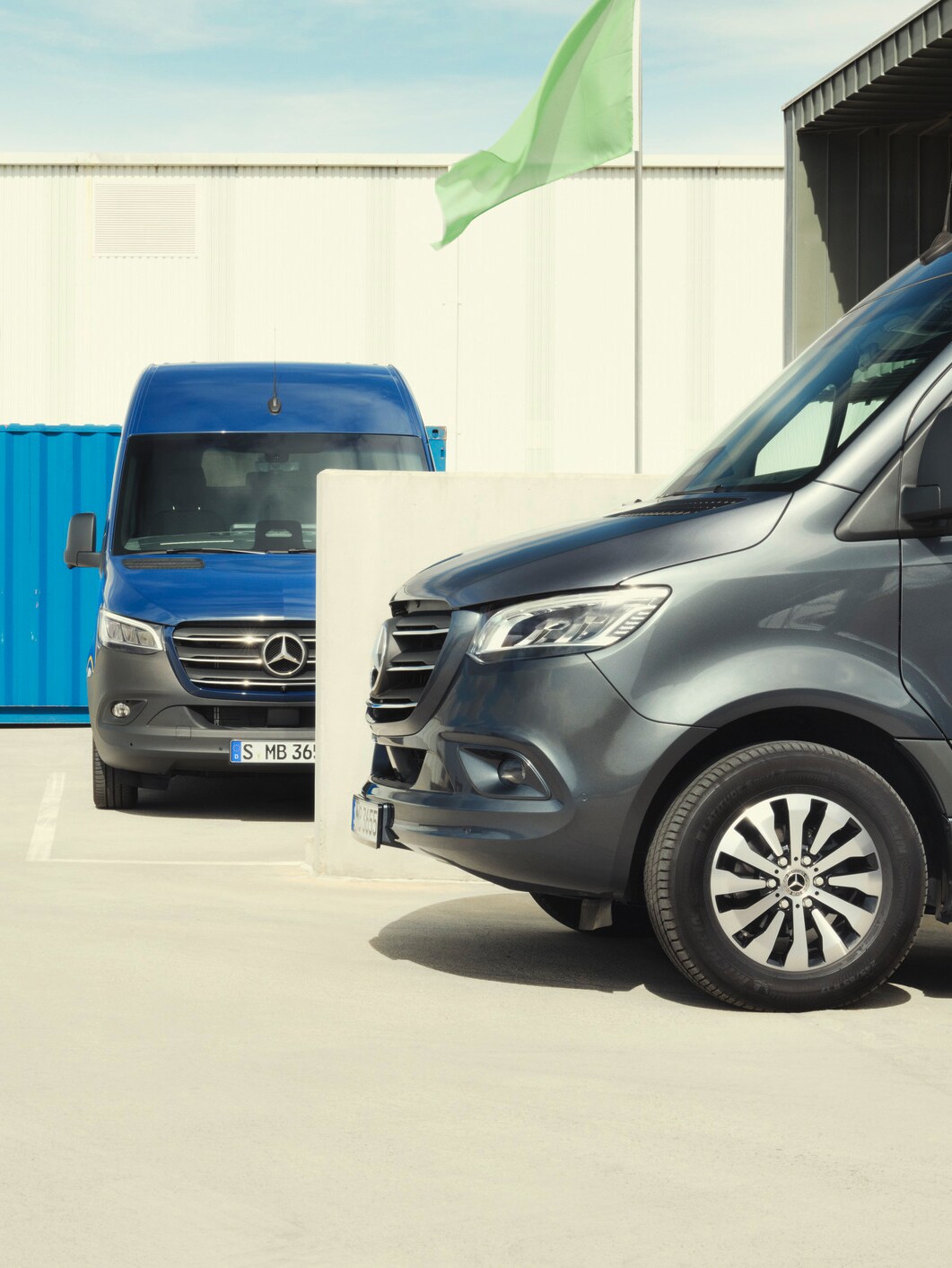 Deux modèles Sprinter sur une place de stationnement.