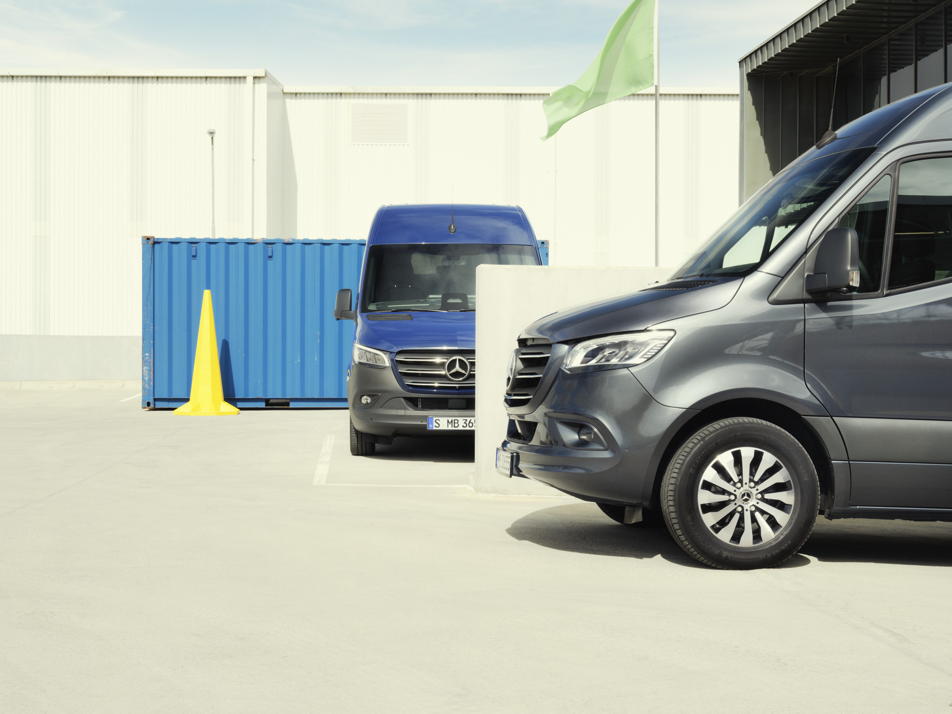 Sprinter | Mercedes-Benz Deux modèles Sprinter sur une place de stationnement.