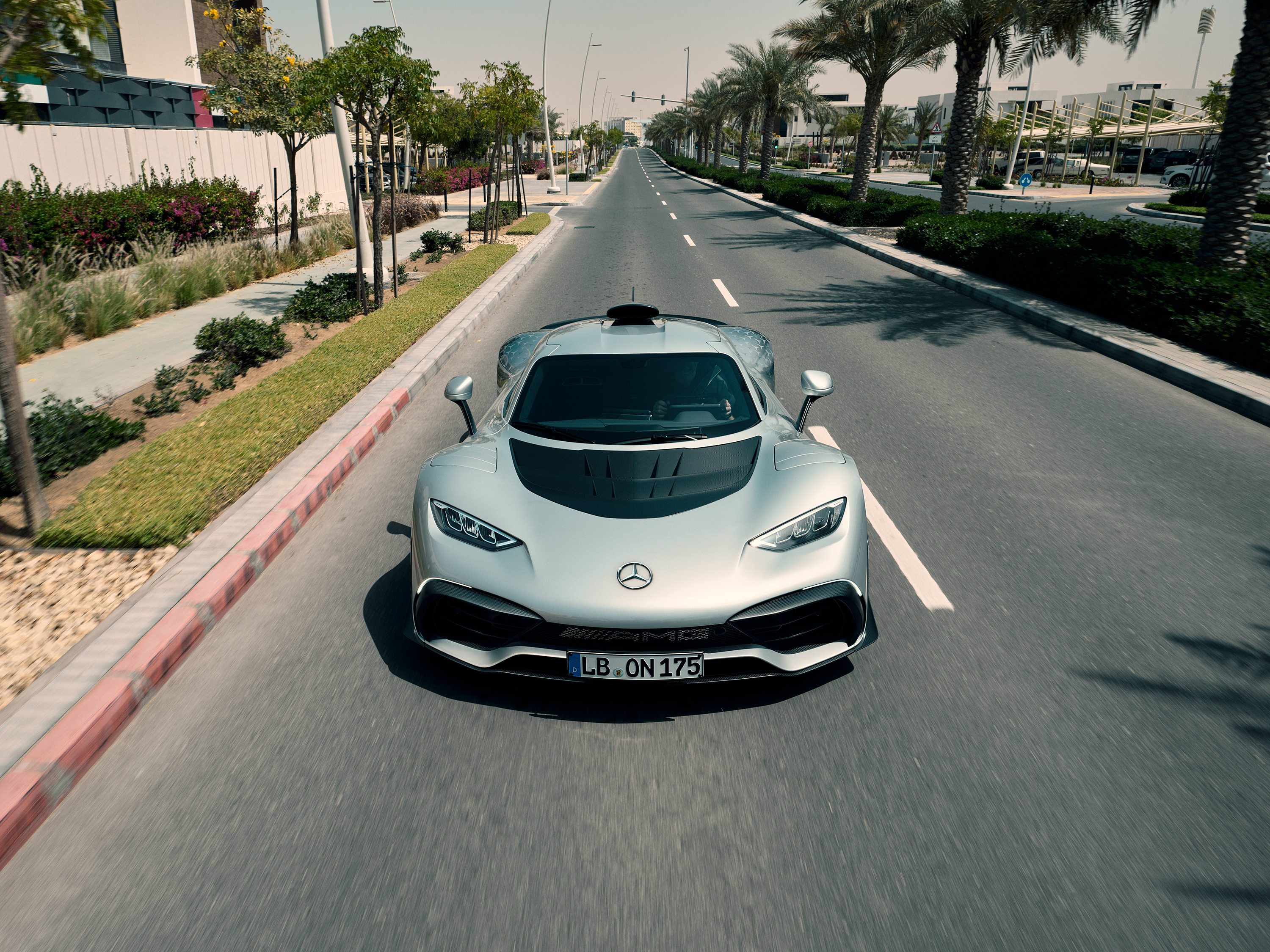 La Mercedes-AMG ONE vue de face avec les portes ouvertes.