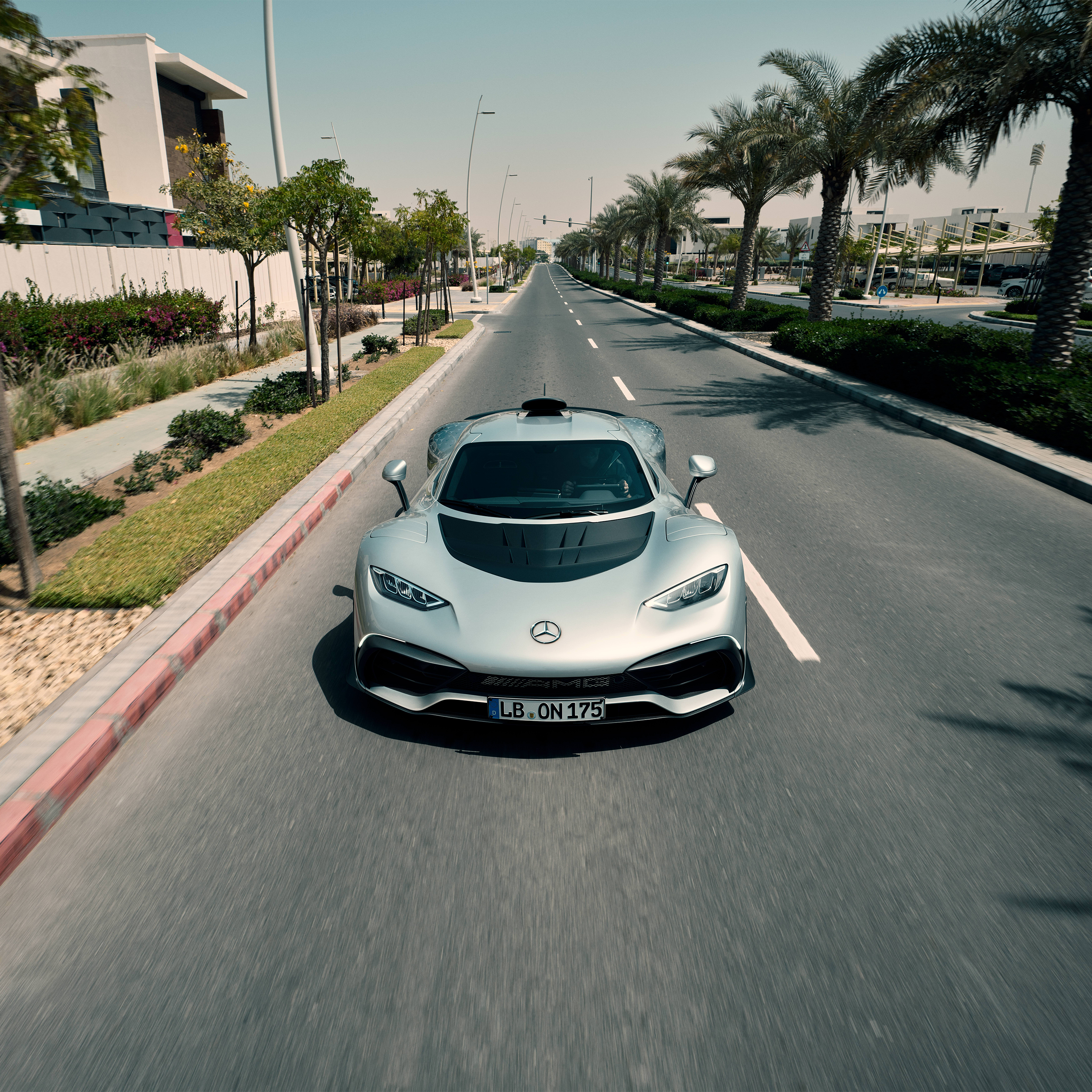 Extérieur | ONE | Mercedes-AMG La Mercedes-AMG ONE vue de face avec les portes ouvertes.